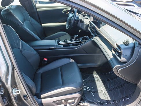 Used 2025 Toyota Crown Platinum w/ Carpet Mat Package (TMS) AWD/4WD image 17
