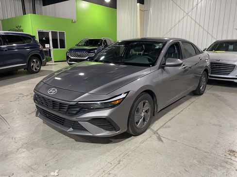Used 2024 Hyundai Elantra SE FWD image 3