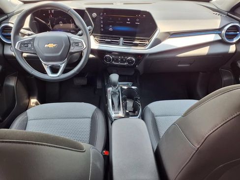 Used 2024 Chevrolet Trax LT w/ LT Convenience Package FWD image 9