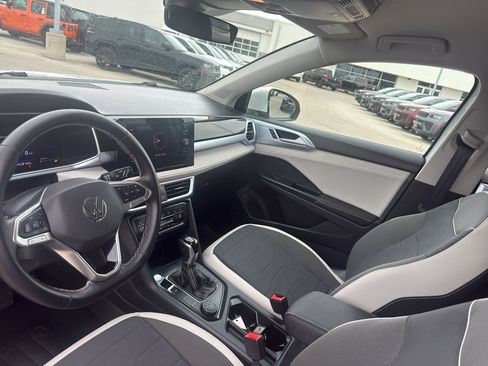 Used 2025 Volkswagen Taos SE AWD/4WD image 26