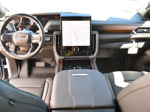Used 2026 GMC Yukon Denali w/ Advanced Technology Package AWD/4WD image 8
