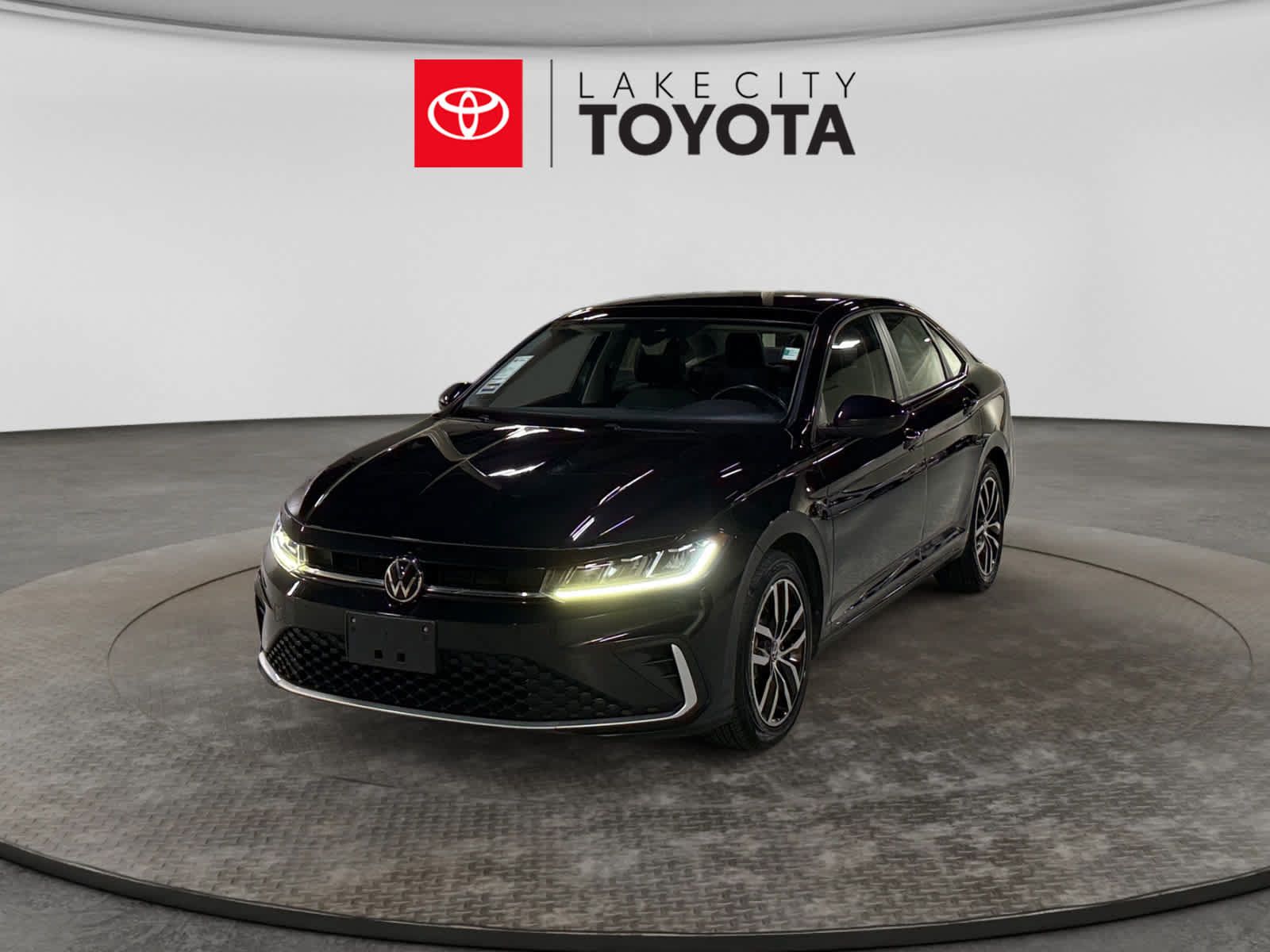 Used 2025 Volkswagen Jetta SE FWD image 1