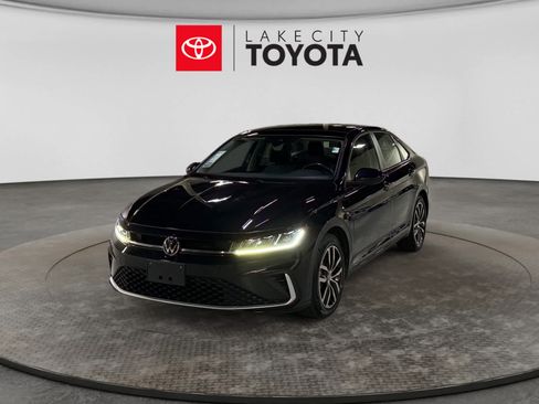 Used 2025 Volkswagen Jetta SE FWD image 1