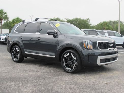 Used 2024 Kia Telluride EX w/ EX Captain's Chair Package FWD image 4