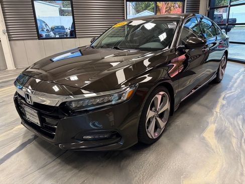 Used 2018 Honda Accord Touring image 3
