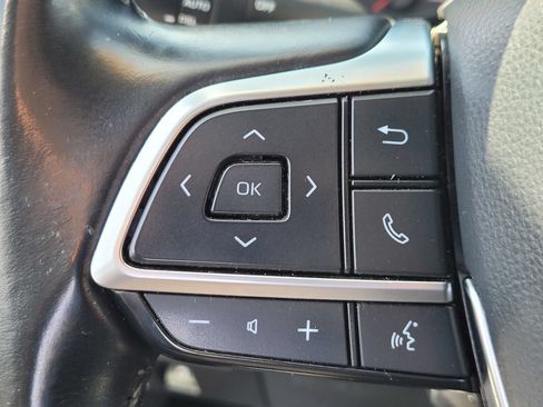 Used 2021 Toyota Highlander LE FWD image 23