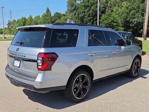 Used 2024 Ford Expedition Limited AWD/4WD image 3