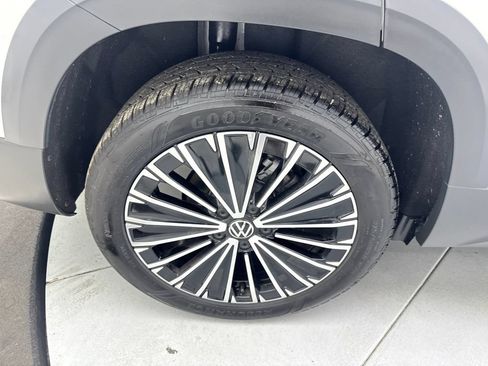 Used 2025 Volkswagen Taos SE w/ Panoramic Sunroof Package FWD image 86