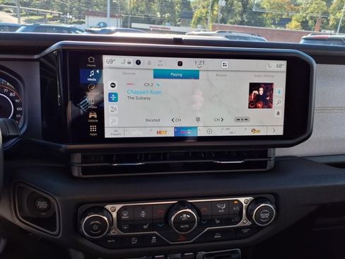 New 2025 Jeep Gladiator Sport image 16