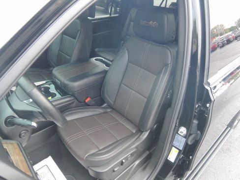 Used 2025 Chevrolet Suburban High Country AWD/4WD image 7