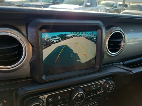 Used 2019 Jeep Wrangler Unlimited Sahara image 28