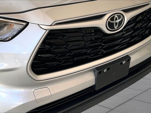 Used 2023 Toyota Highlander L FWD image 29