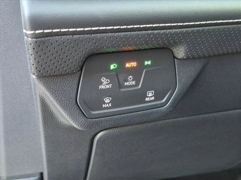 Used 2024 Volkswagen Atlas SE w/ Panoramic Sunroof Package FWD image 11