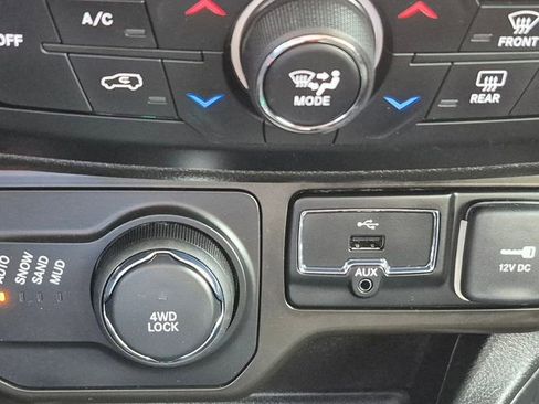 Used 2021 Jeep Renegade Latitude w/ Convenience Group AWD/4WD image 9