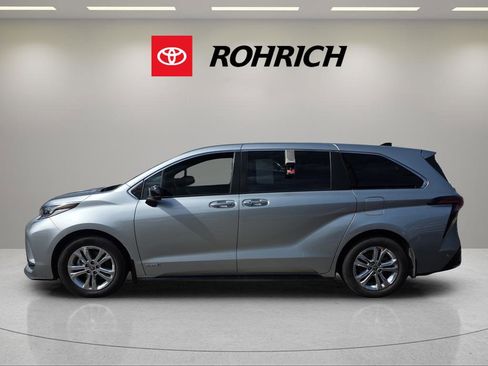 Used 2021 Toyota Sienna XSE image 9