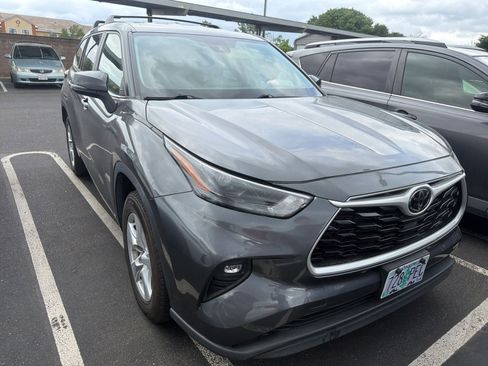 Used 2023 Toyota Highlander LE image 2