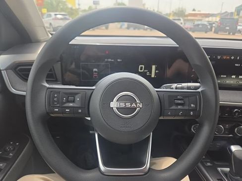 Used 2025 Nissan Kicks SV AWD/4WD image 19