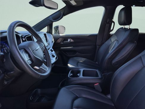 Used 2025 Chrysler Pacifica Select FWD image 22