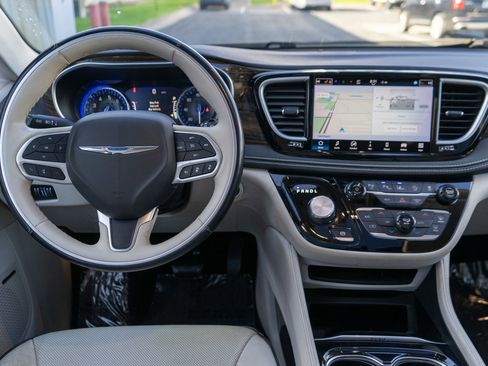 Used 2021 Chrysler Pacifica Limited w/ Premium & Safety Sphere Group AWD/4WD image 13