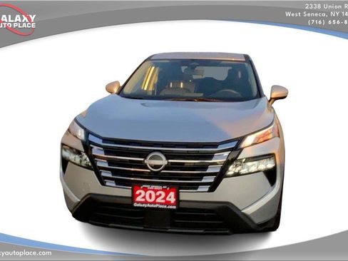 Used 2024 Nissan Rogue SV AWD/4WD image 2