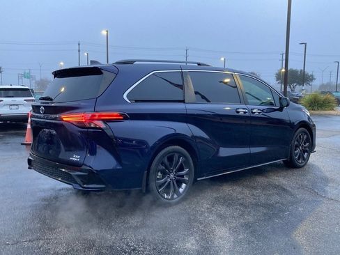 Certified 2022 Toyota Sienna XSE image 5