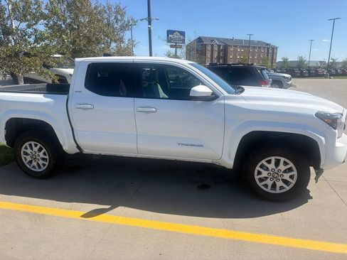 Used 2025 Toyota Tacoma SR5 AWD/4WD image 11