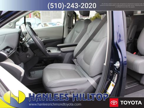 Used 2021 Toyota Sienna Limited image 13