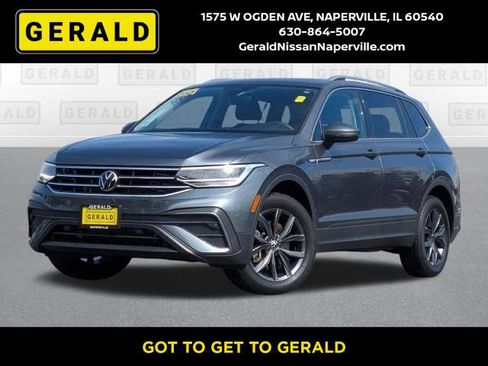 Used 2024 Volkswagen Tiguan SE w/ Panoramic Sunroof Package image 1