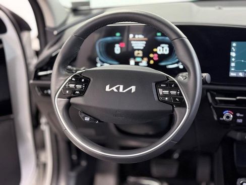 Used 2023 Kia Niro EX image 23