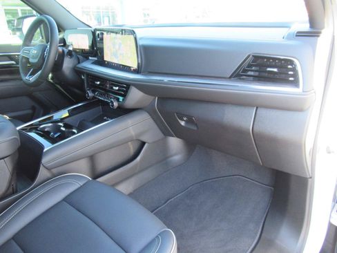 Used 2025 Chevrolet Tahoe Premier w/ Sun And Tow Package AWD/4WD image 12
