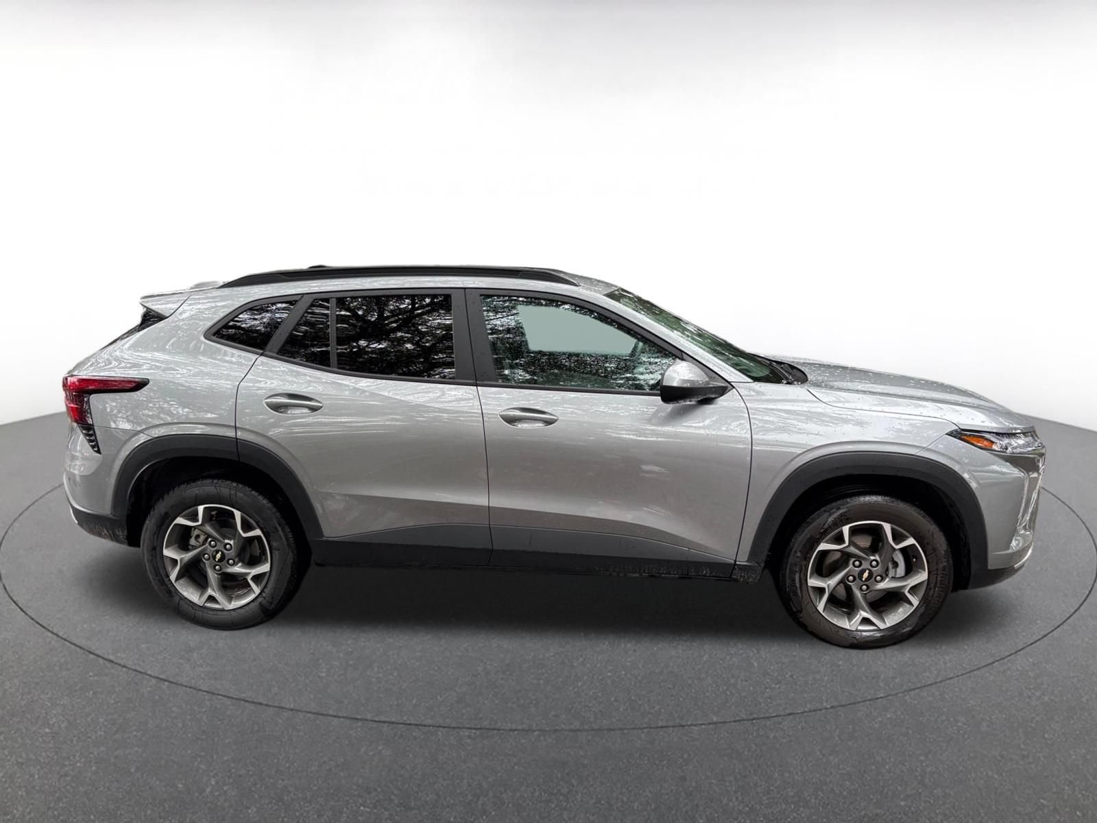 Used 2025 Chevrolet Trax LT FWD image 13