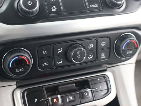 Used 2023 GMC Acadia SLT FWD image 29