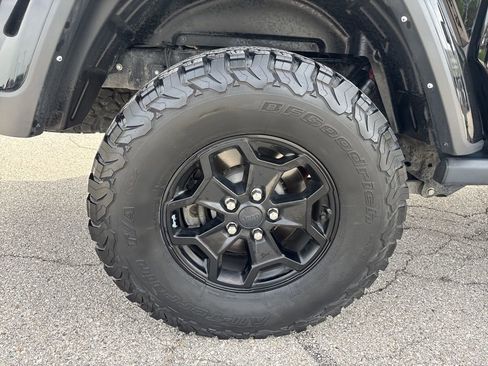 Used 2021 Jeep Gladiator Willys image 13