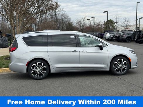 New 2026 Chrysler Pacifica Pinnacle image 5