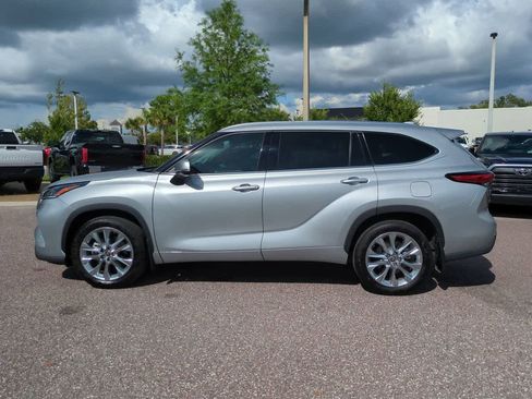 Used 2022 Toyota Highlander Limited FWD image 3