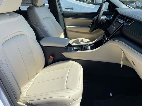 New 2025 Jeep Grand Cherokee Limited w/ Luxury Tech Group II image 34