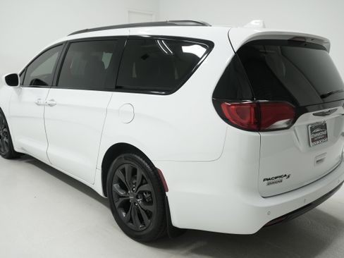 Used 2020 Chrysler Pacifica Touring-L Plus image 6