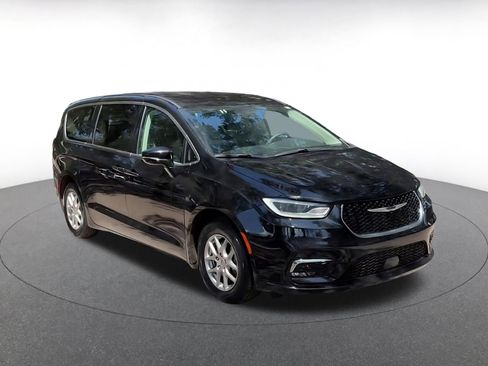 Used 2024 Chrysler Pacifica Touring-L FWD image 3