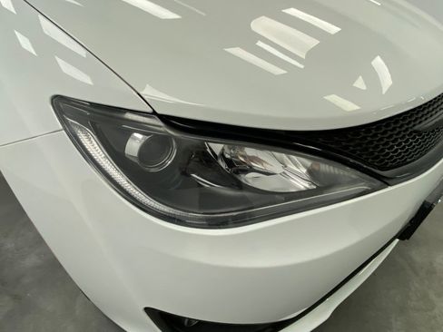 Used 2018 Chrysler Pacifica Limited w/ S Appearance Package image 10