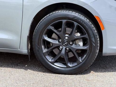 Used 2022 Chrysler Pacifica Touring-L w/ S Appearance Package AWD/4WD image 9