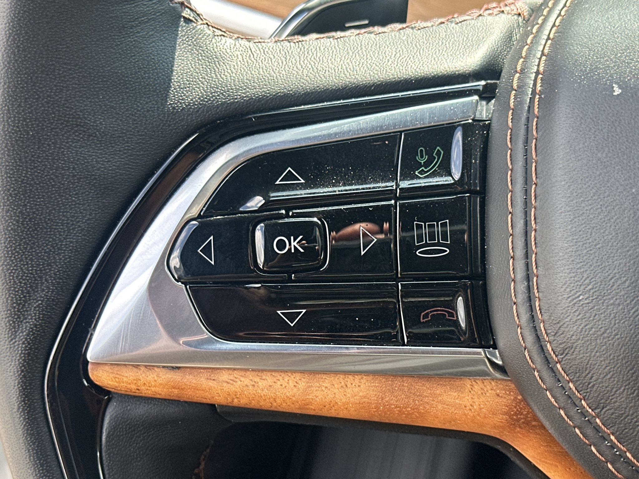 Used 2023 Jeep Grand Cherokee L Summit AWD/4WD image 25