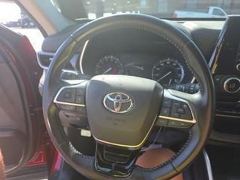 Used 2021 Toyota Highlander XLE FWD image 9