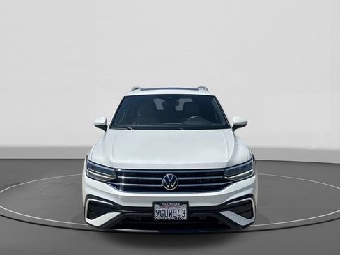 Used 2023 Volkswagen Tiguan SE w/ Panoramic Sunroof Package FWD image 2