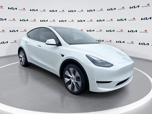 Used 2024 Tesla Model Y Long Range RWD image 1
