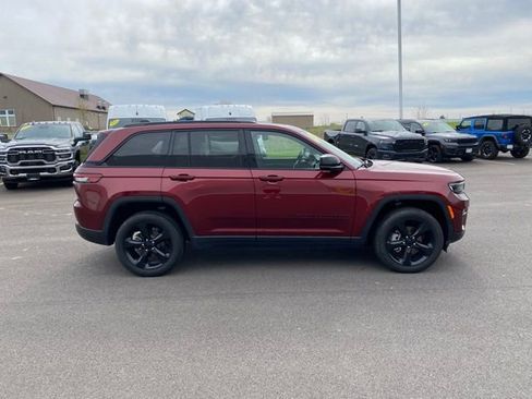 Used 2023 Jeep Grand Cherokee Limited w/ Luxury Tech Group II AWD/4WD image 4