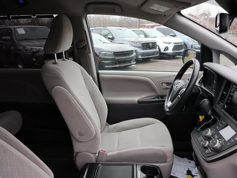 Used 2020 Toyota Sienna LE image 8
