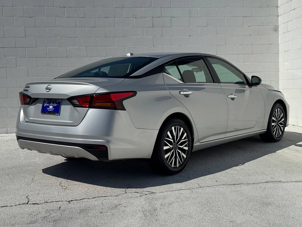 Used 2025 Nissan Altima 2.5 SV FWD image 13