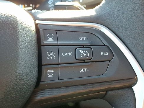 Certified 2025 Jeep Grand Cherokee Altitude image 24