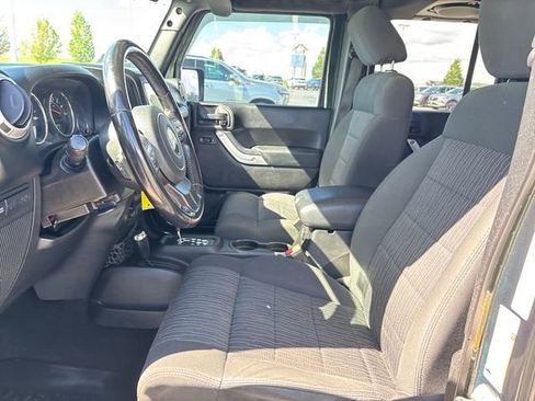 Used 2012 Jeep Wrangler Unlimited Rubicon w/ Max Tow Pkg AWD/4WD image 9