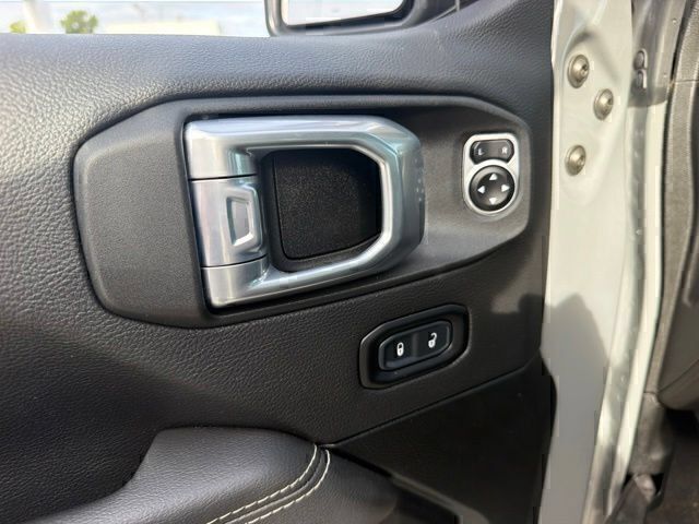 Used 2022 Jeep Wrangler Unlimited Sahara AWD/4WD image 11